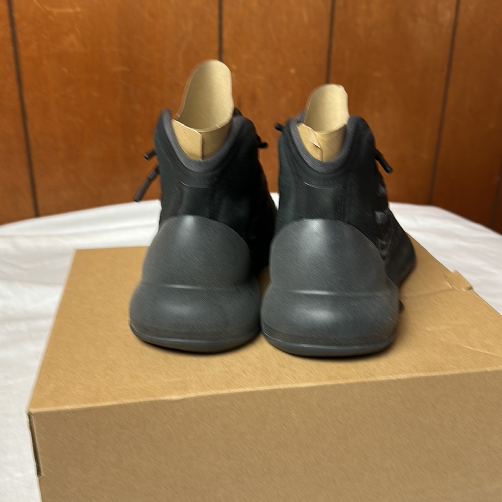 Yeezy Qntm Shoes View 3
